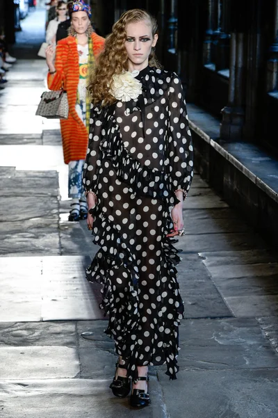 Look 10